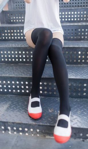 美女脱内衣18以下看免费_1080电影完整版在线观看
